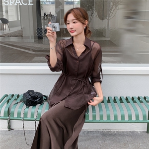 文艺风穿搭棕色缎面吊带连衣裙配衬衫外套女春秋超火好看长裙套装图片