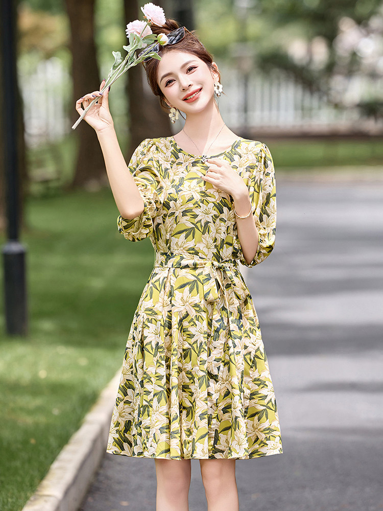 碎花连衣裙2025夏季新款小个子巨好看的减龄法式收腰绿色度假裙子,女装连衣裙,布芭啦