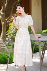 2024夏季新款方领短袖女高级感茶歇精致收腰显瘦长裙，女装连衣裙，心心服饰