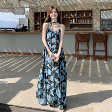 海边度假蓝色碎花吊带连衣裙女2025新款夏日出游穿搭绝美漂亮长裙，女装连衣裙，2C122