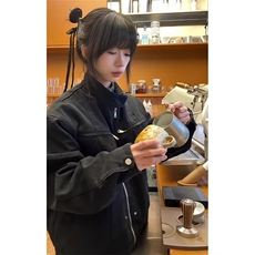 黑色