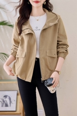 大码短款风衣外套女春秋新款胖MM韩版宽松小个子连帽休闲夹克上衣，女装风衣，依万里