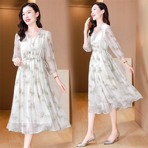 妈妈气质V领白色真丝连衣裙女春夏2025新款海边度假显瘦桑蚕丝裙图片