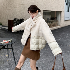 2025年冬季新款羊羔毛拼接羽绒服女90白鸭绒外套配围巾，女装羽绒服，1D102-1