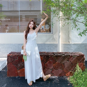 白色吊带度假风连衣裙女2025夏季新款法式初恋收腰显瘦超好看长裙图片