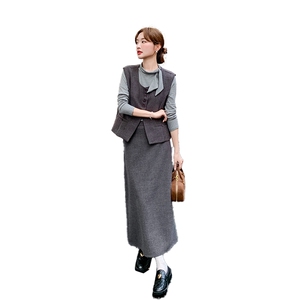 老钱风穿搭灰色马甲套装女秋季2025新款高级感打底衫半身裙三件套图片