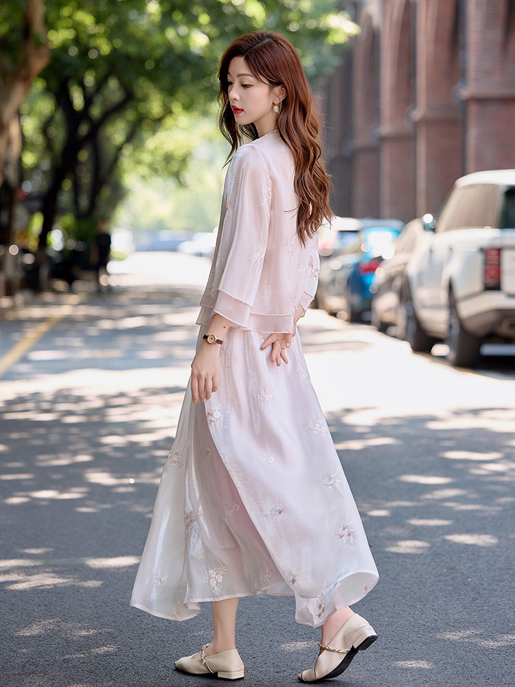 新中式国风甜美粉色套装裙女2025夏新款盘扣刺绣上衣半身裙两件套,女装套装/套裙,芷墨服饰
