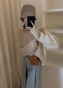 简约风V领毛衣女宽松显瘦羊毛衫秋冬季新款百搭长袖上衣