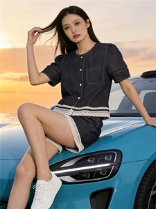 慵懒风时尚减龄套装女夏新款圆领花边设计短袖上衣阔腿短裤两件套图片