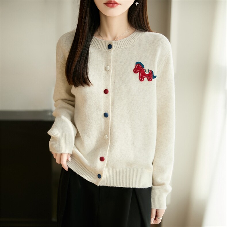 2026年秋季女通勤时尚百搭彩扣开衫，女装针织衫/毛衣，暖圣羊羊绒