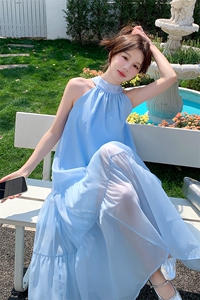 蓝色挂脖无袖连衣裙女2025夏季新款超好看法式宽松海边度假风长裙图片