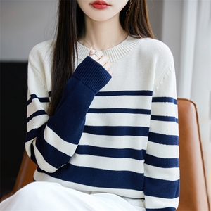 2025年秋季新款百搭女士条纹长袖拼色圆领针织衫图片