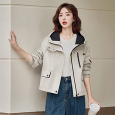 连帽风衣外套女2025春秋季新款时尚休闲冲锋衣减龄宽松工装夹克衫，女装短外套，依路服饰