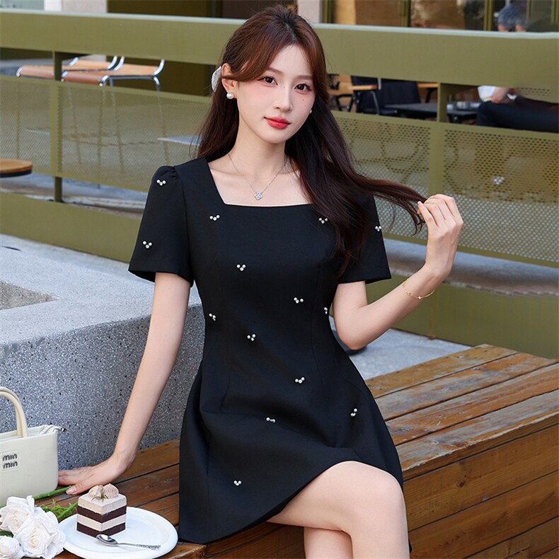 高端时尚方领钉珠小个子连衣裙女2025夏季新款修身名媛精致小黑裙,女装连衣裙,超帛