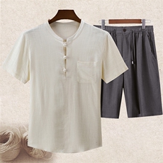 白色上衣+深灰短裤