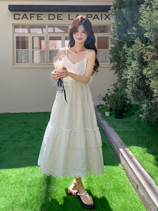 法式温柔风白色吊带连衣裙女2025夏季新款度假风直筒显瘦V领长裙图片