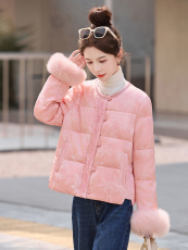 现货。2025年潮冬季真狐狸毛重工刺绣钉珠短款新中式羽绒服新款，女装羽绒服，艾仟回(原伊仟回)