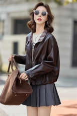 2025年秋季新款蛋白皮PU皮上衣袖口领口镶格子美拉德皮夹克，女装皮衣，贝蕾酷儿