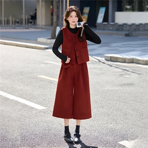 韩系新年红色毛呢马甲半身裙套装女2026春秋设计感独特漂亮一整套图片