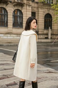 韩版长款牛角扣大衣图片