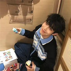 黑色