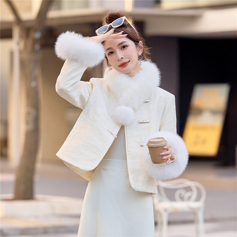 【bao款大货已出】2025冬装新中式提花白色羽绒服90白鸭绒狐狸毛,女装羽绒服,雅静靓衣