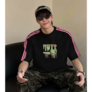 抖音得物品质二开240克宽松纯棉美式潮牌印花三条杠中性风短袖T恤图片
