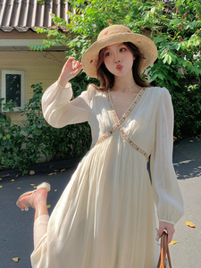 米白色法式v领连衣裙女2025夏季新款浪漫度假风气质超仙仙女长裙,夏季穿搭超a图片