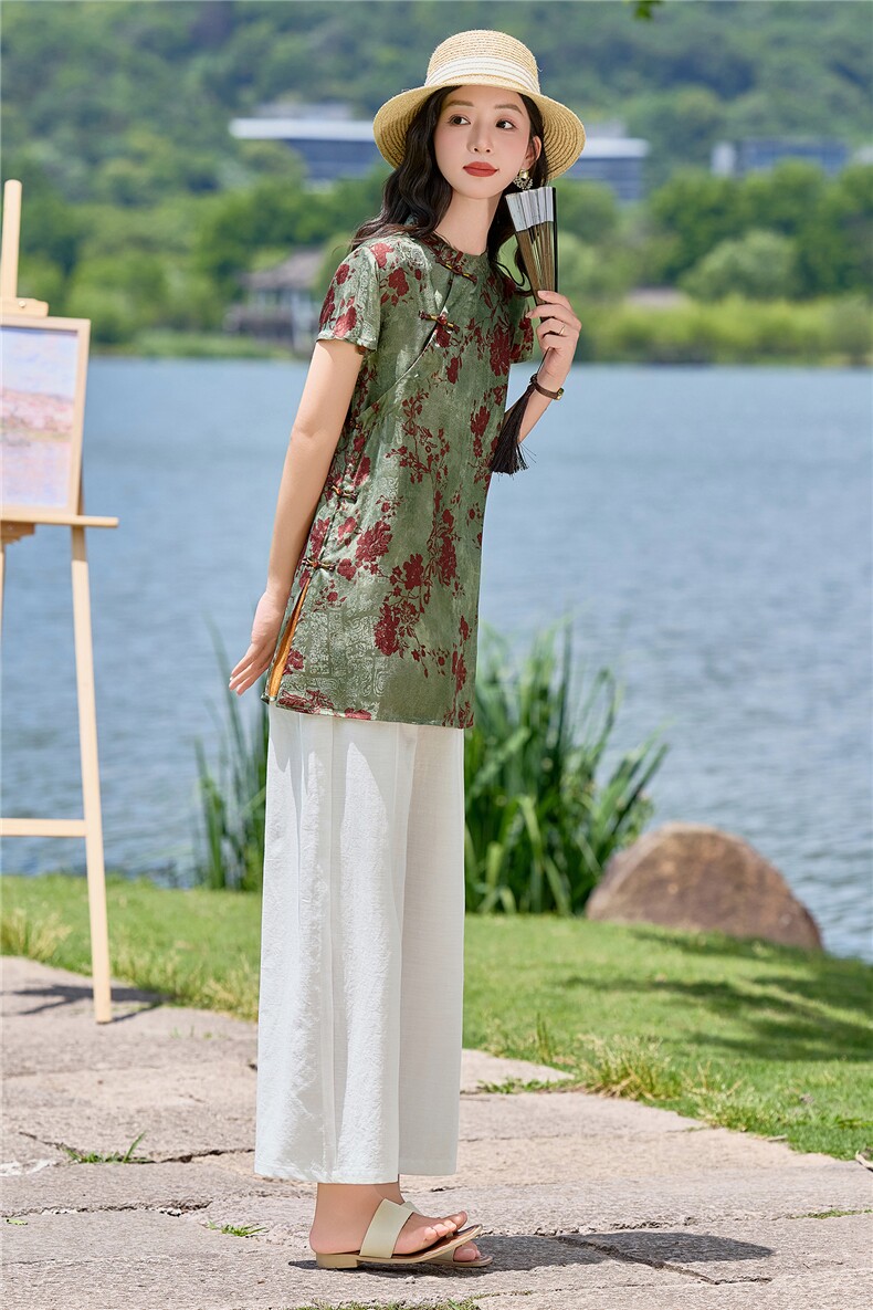 2026年夏季新中式套装，绿低红花中式上衣配白色裤子，松弛显瘦,女装套装/套裙,米莱