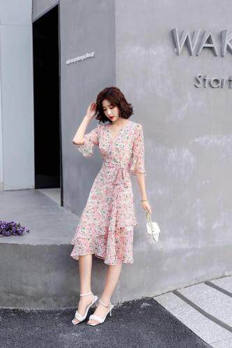 夏季新款。韩版碎花雪纺连衣裙，女装连衣裙，时尚靓女孩