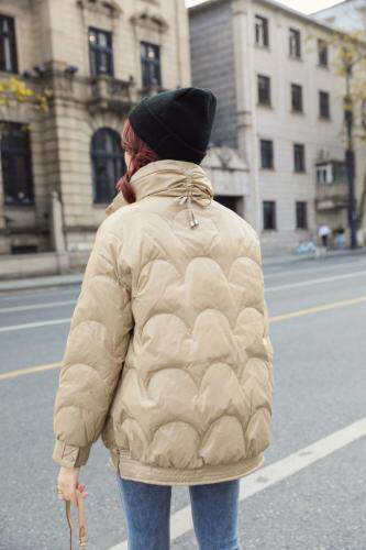 2021早冬上新后领抽绳侧面盘扣设计90白鸭绒短款羽绒服，女装羽绒服，红雀纺