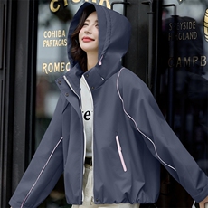 2025年秋季直筒型街头长袖连帽插肩袖拉链休闲户外风衣外套女，女装短外套，微微衣阁