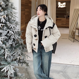 独特好看撞色拼接条纹连帽羽绒服冬2024新款牛角扣加厚白鸭绒外套图片