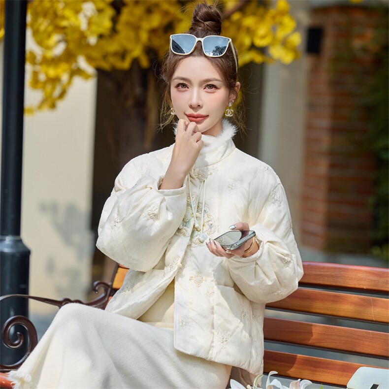 【bao款现货】2024新款冬装新中式刺绣盘扣羽绒服白鸭绒拼水貂毛,女装羽绒服,雅静靓衣