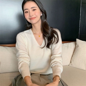 温柔系穿搭~无缝一线成衣V领羊绒衫女秋冬宽松慵懒毛衣针织打底衫图片