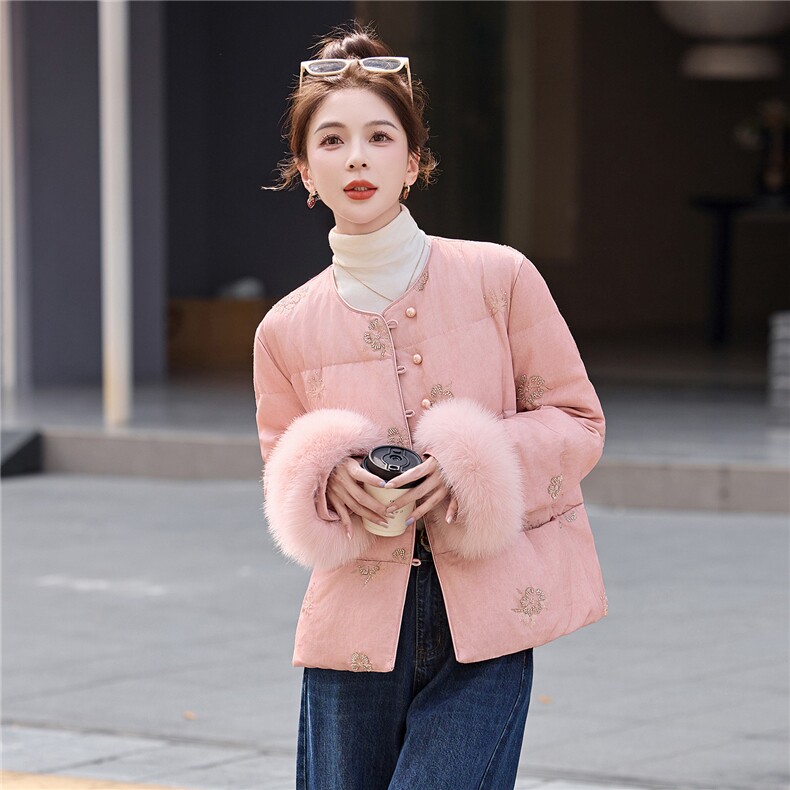 现货。2025年潮冬季真狐狸毛重工刺绣钉珠短款新中式羽绒服新款,女装羽绒服,艾仟回(原伊仟回)