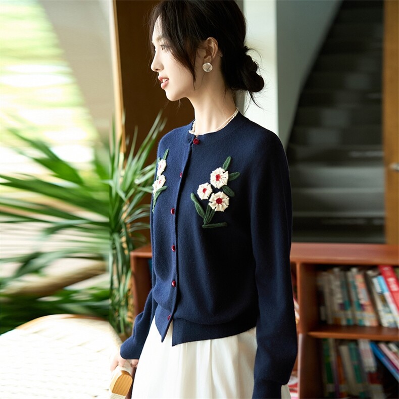 2025年秋季女士立体钩花圆领开衫，女装针织衫/毛衣，暖烁羊绒