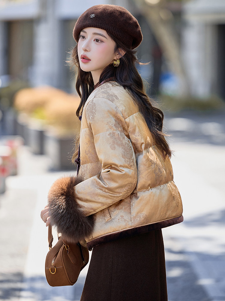 水衣源2693款圆领提花料新中式狐狸毛袖短款女式羽绒服,女装羽绒服,水衣源