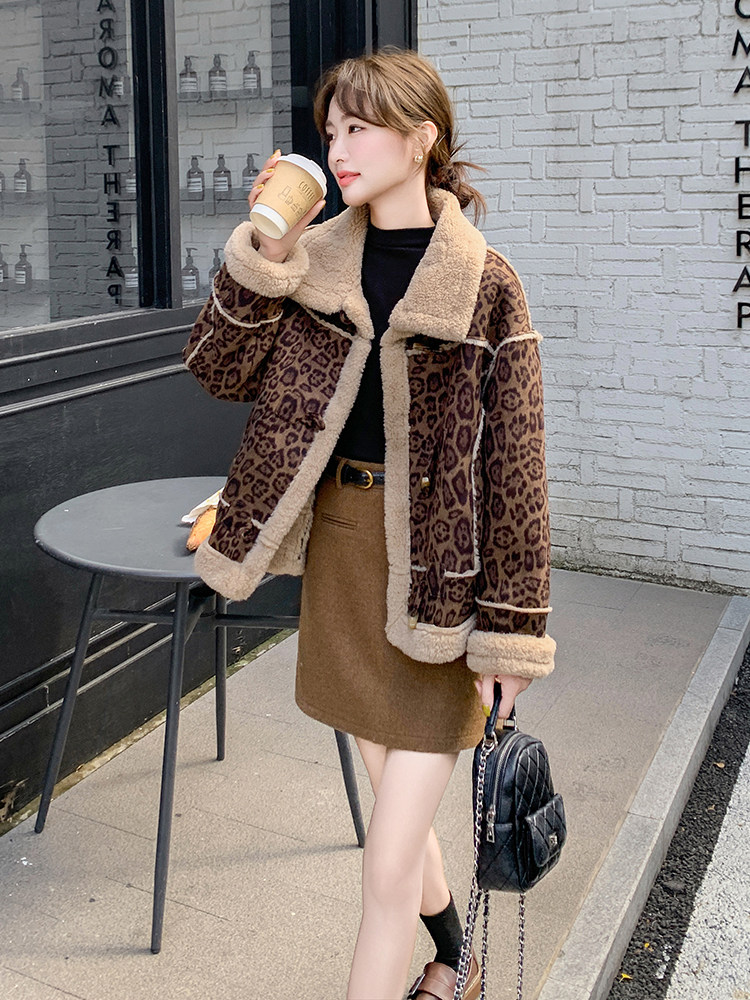 牛角扣豹纹皮毛一体外套女秋冬超火好看高级感加绒加厚羊羔毛夹克,女装短外套,维壹