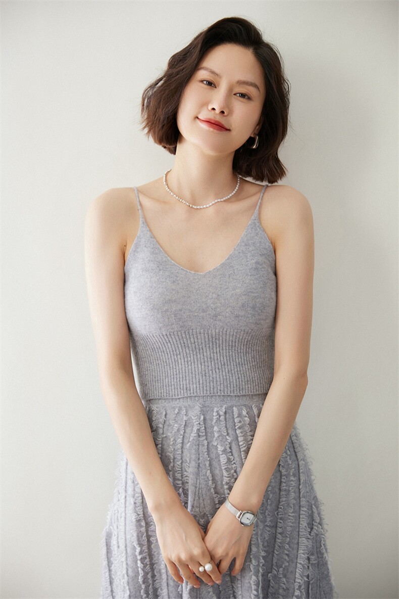 优雅气质女士吊带背心简约百搭V领设计贴身穿着展现迷人曲线,女装背心吊带,迎冬羊绒
