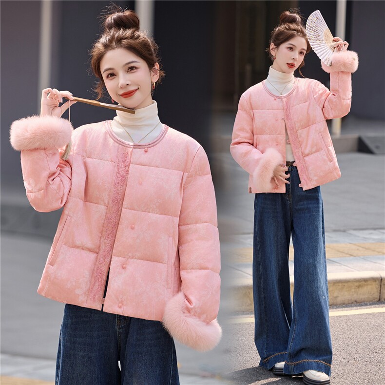 现货。2025年潮冬季真狐狸毛重工刺绣钉珠短款新中式羽绒服新款,女装羽绒服,艾仟回(原伊仟回)