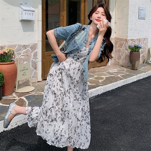 法式甜美蝴蝶碎花挂脖连衣裙女夏2025年新款宽松度假气质仙女长裙图片