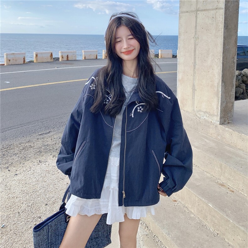 藏青色别致刺绣休闲风外套女2025年春秋季新款韩系松弛感时尚夹克,女装风衣,2C218