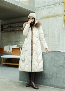 90白鸭绒狐狸毛领，两色四码，其它，伊艺不舍