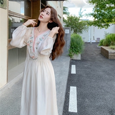 新中式刺绣连衣裙女秋季2025新款独特漂亮国风高级感气质优雅长裙，女装连衣裙，蝶眷