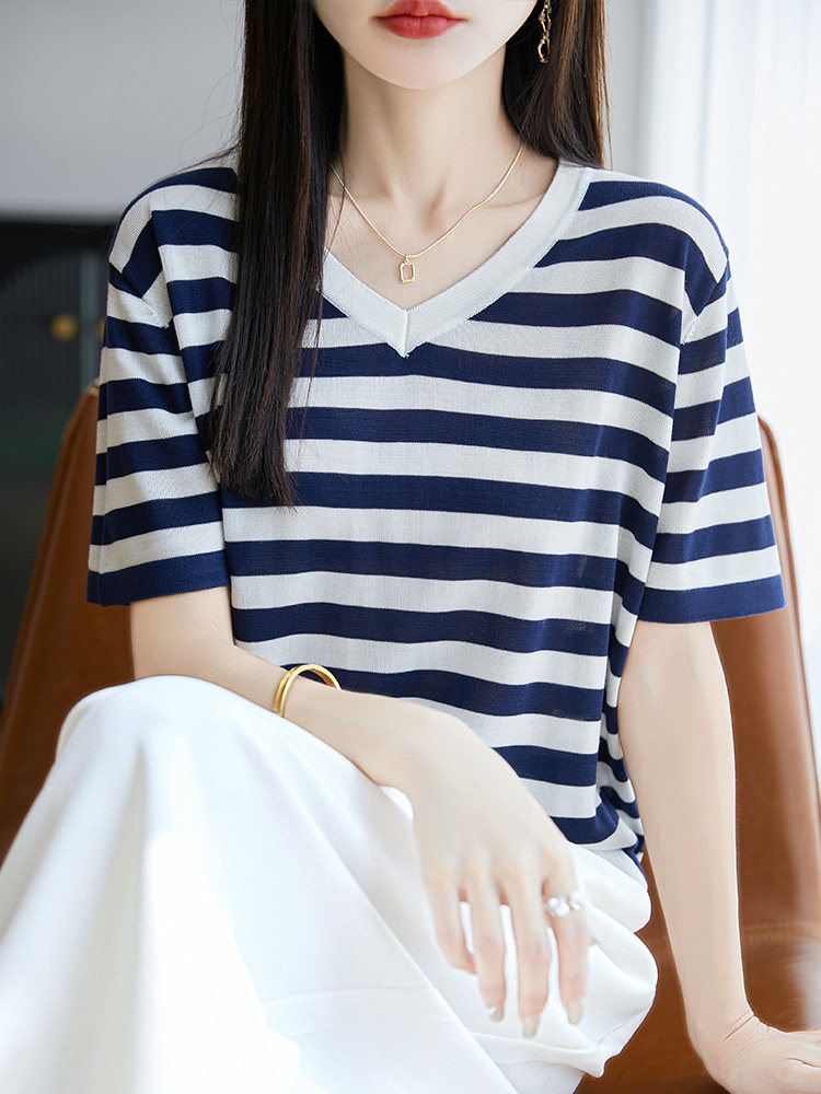 2025年夏季夏季V领常规夏季新款上衣条纹大码显瘦短袖T恤宽松,女装T恤,暖圣羊羊绒