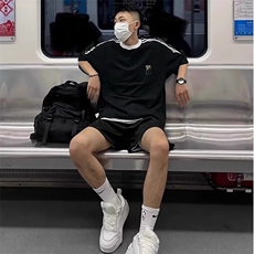 黑色