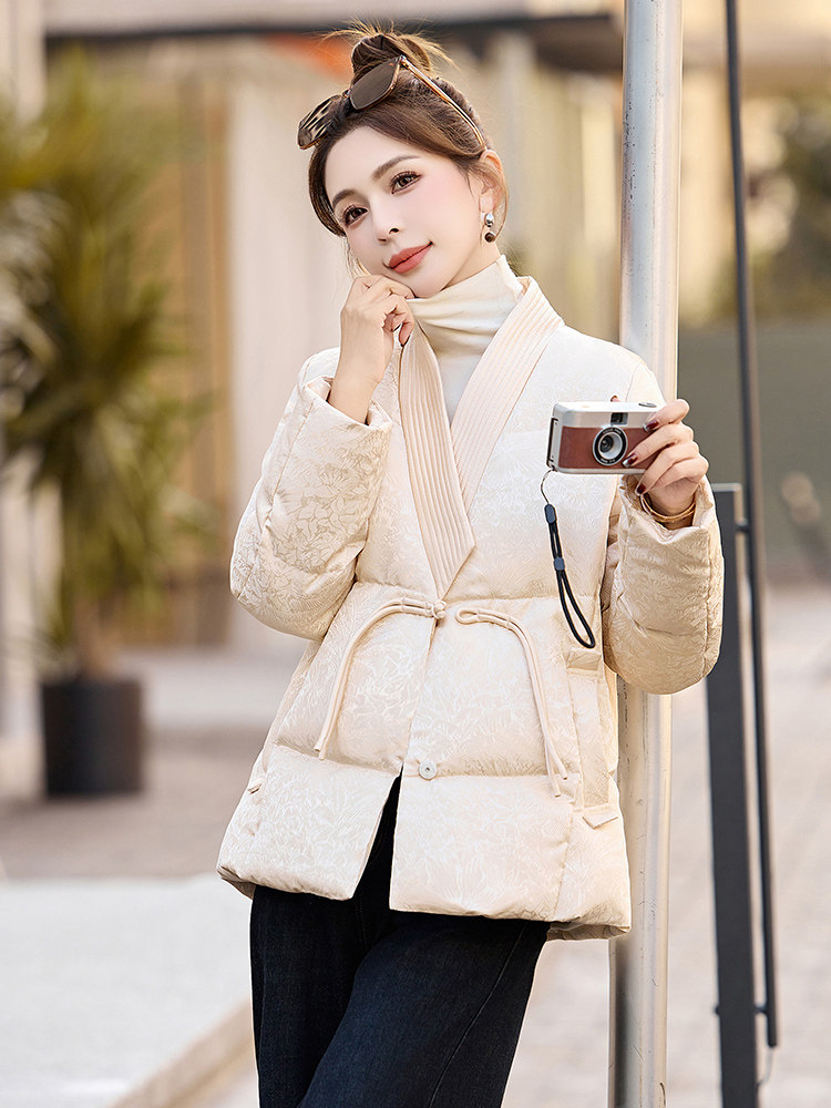 粉色新中式国风提花羽绒服女2025冬季新款气质V领盘扣白鸭绒外套,女装羽绒服,姿衣坊