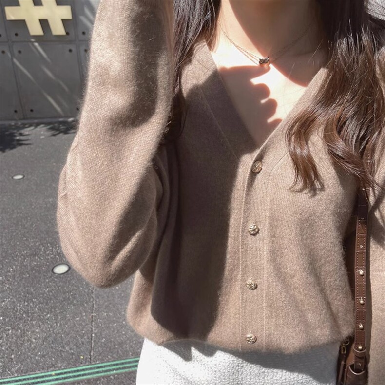2024年秋季单排扣纯色V领时尚气质简约针织衫,女装羊毛衫,德聚羊绒