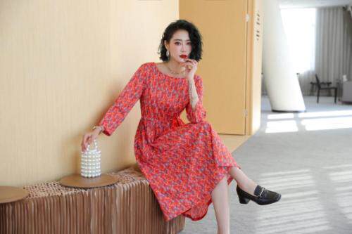 设计精巧的连衣裙，能修饰身型，塑造优雅气质的女性形象。，女装连衣裙，卓儿衣人